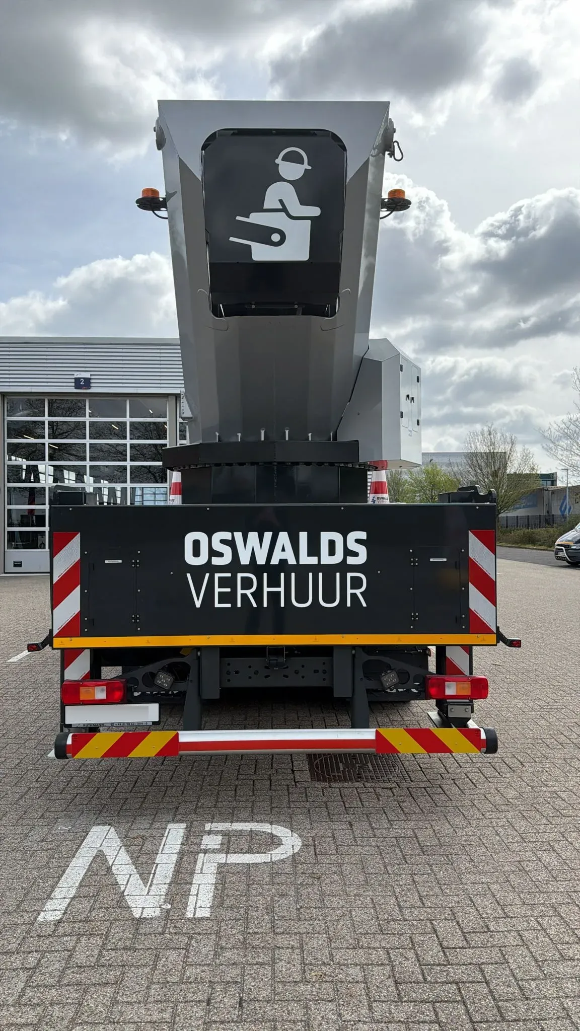 57 meter vrachtwagenhoogwerker RUTHMANN T 570 HF in gebruik bij Oswalds Verhuur