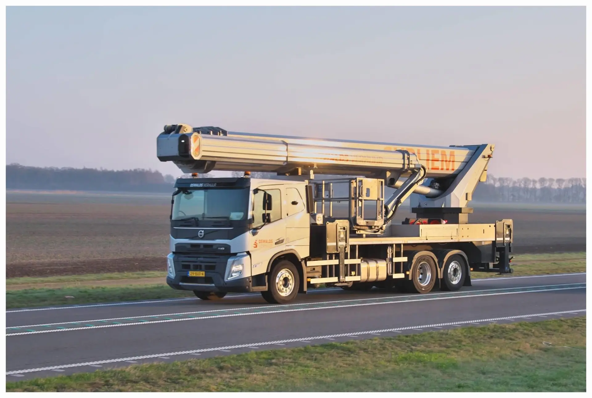 Vrachtwagenhoogwerker Oswalds Verhuur onderweg naar klus