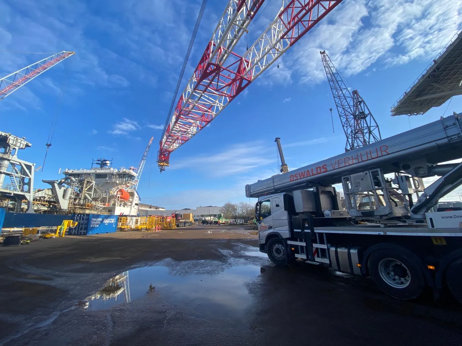 Vrachtwagenhoogwerker van Oswalds Verhuur bij havenproject