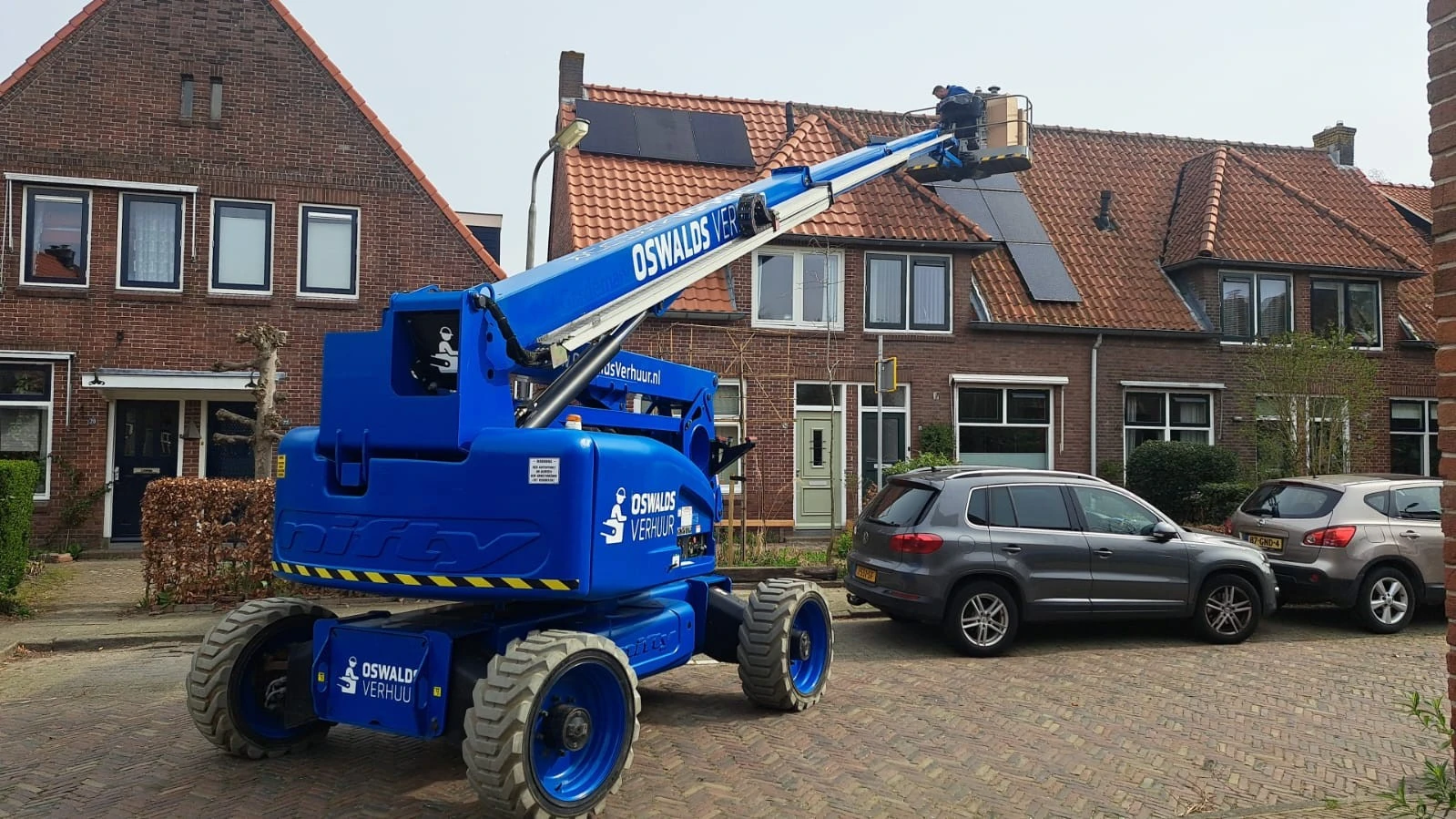 Niftylift HR28 Hybride knikarmhoogwerker in actie bij zonnepanelen installatie