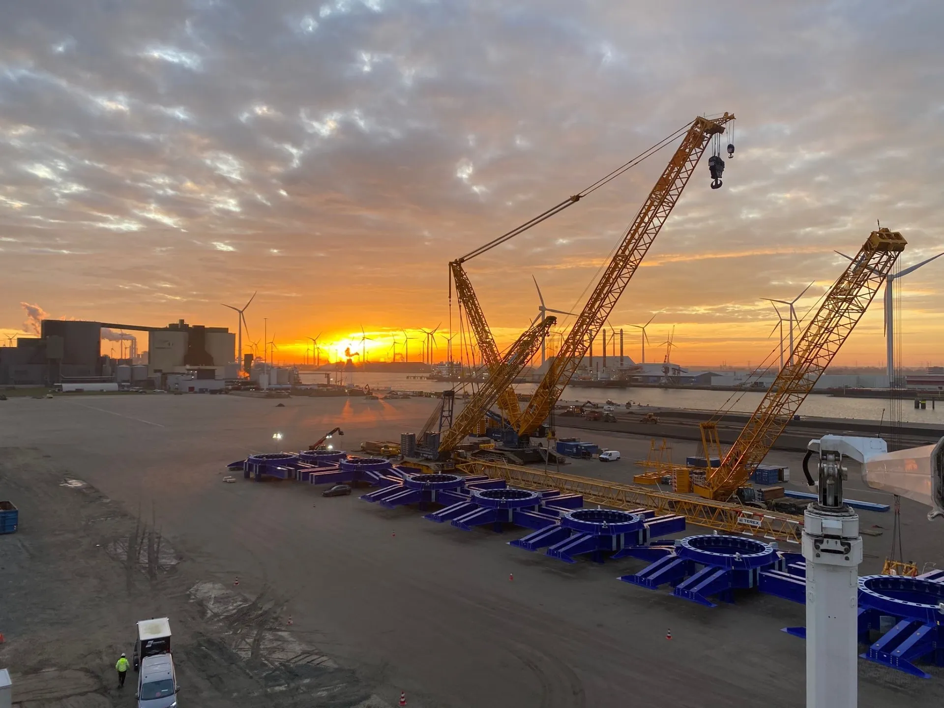 Haventerrein bij zonsondergang