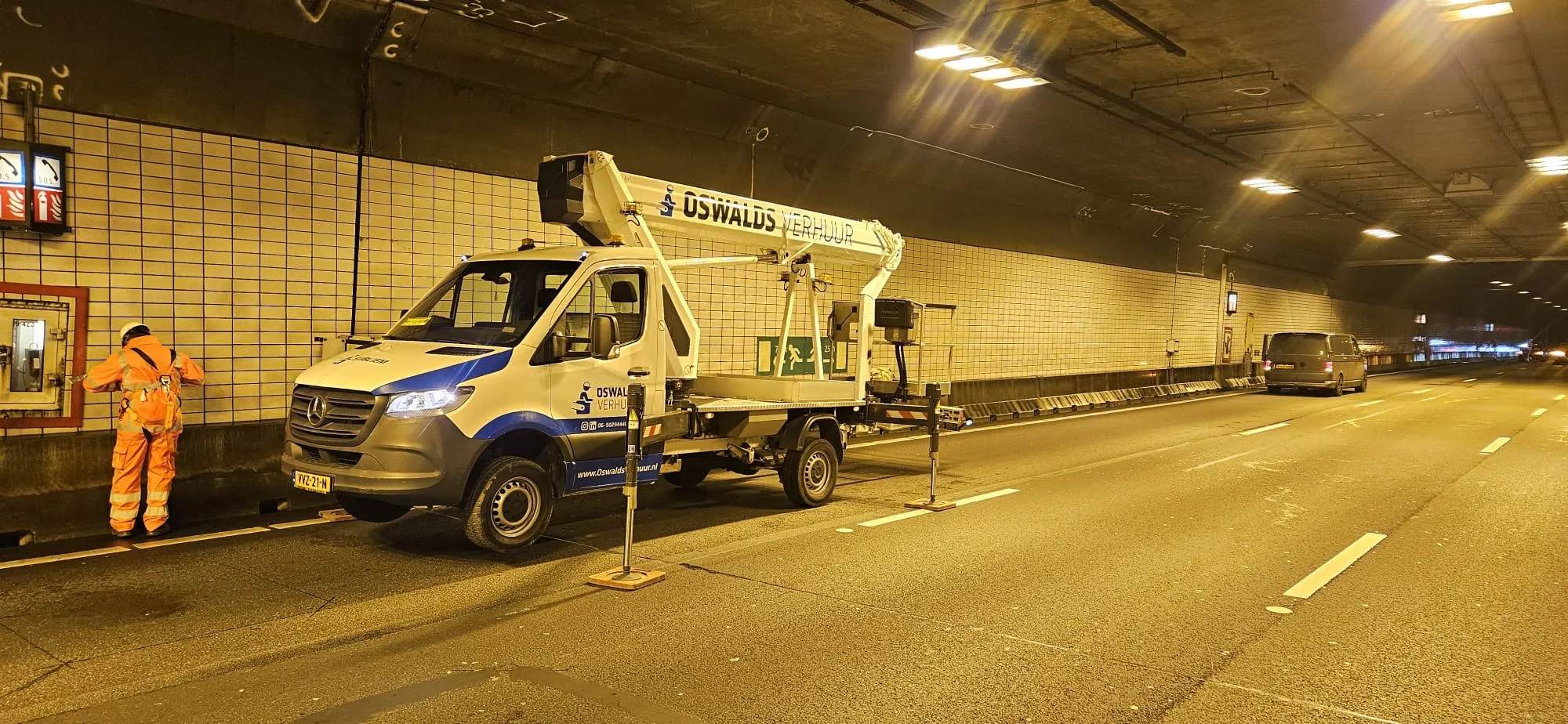 Autohoogwerker nachtwerk in tunnel