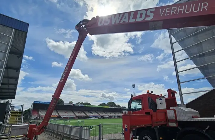 Hoogwerker inzet bij FC Emmen